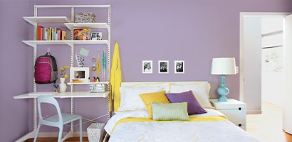 ห้องนอนที่มีกระเป๋า แขวน ผนังและอุปกรณ์จัดระเบียบผนัง
